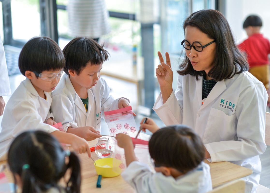 Kide_Science_group_lesson